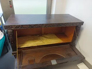 Baúl antiguo madera maciza tallada