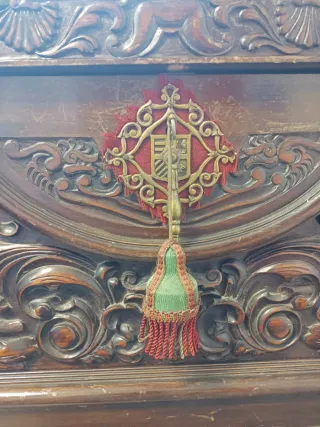 Baúl antiguo madera maciza tallada