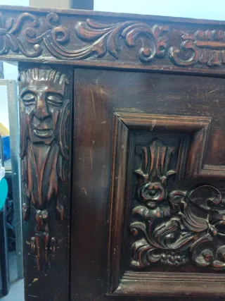 Baúl antiguo madera maciza tallada