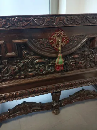 Baúl antiguo madera maciza tallada