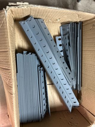 Estanterías metálicas grises retales