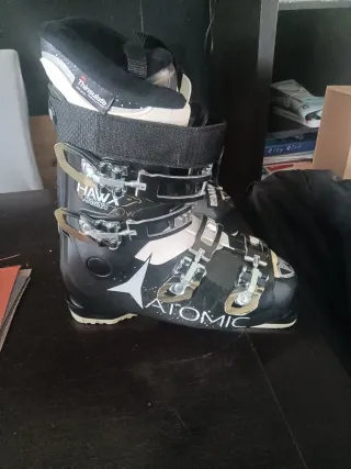 Botas de esquí negras y blancas