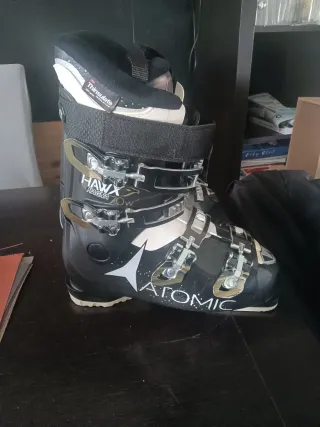 Botas de esquí negras y blancas