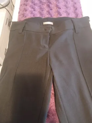 Pantalón negro tiro bajo acampanado