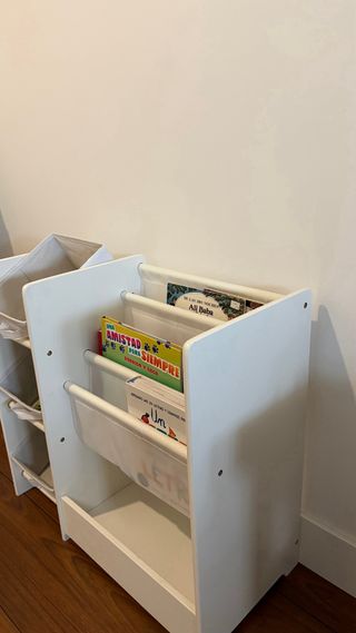 Estantería infantil blanca con cestas