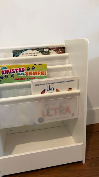 Estantería infantil blanca con cestas