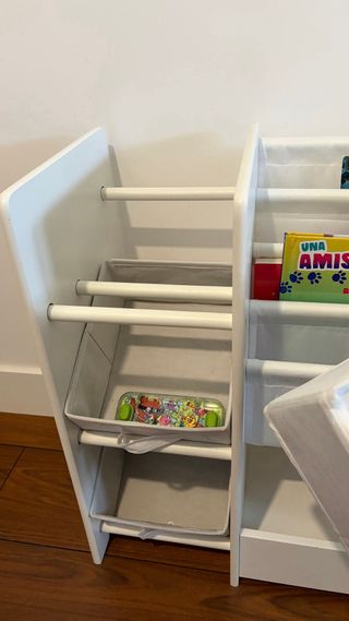 Estantería infantil blanca con cestas