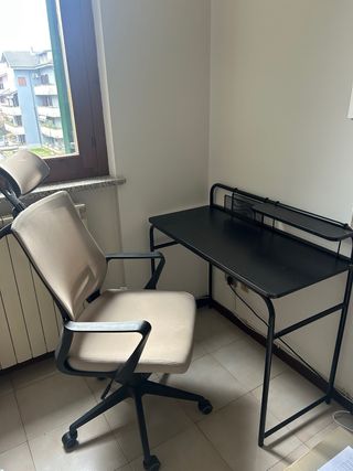 Scrivania e sedia ufficio