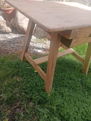 Mesa de madera antigua con cajón