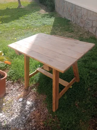 Mesa de madera antigua con cajón
