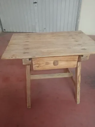Mesa de madera antigua con cajón