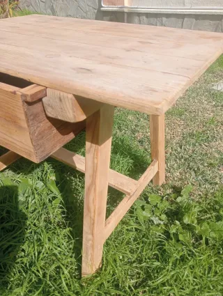Mesa de madera antigua con cajón