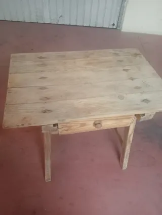 Mesa de madera antigua con cajón