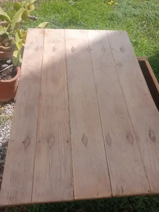 Mesa de madera antigua con cajón