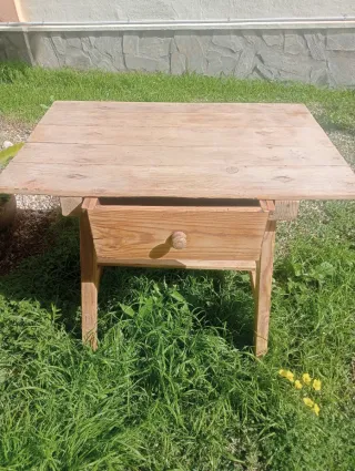 Mesa de madera antigua con cajón