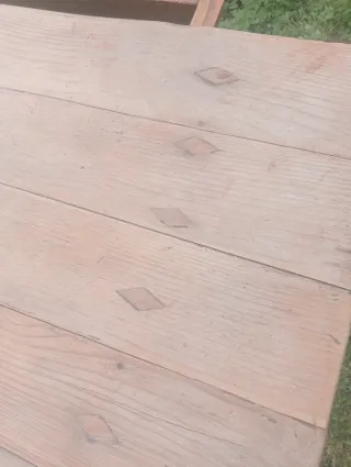 Mesa de madera antigua con cajón