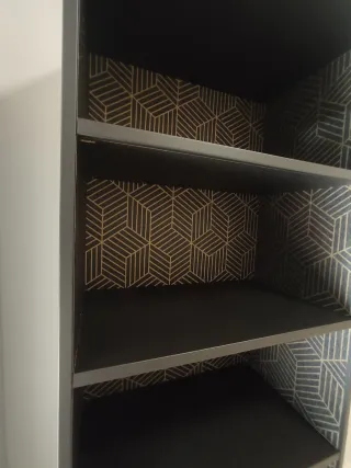 Librería IKEA Brimmes Negra con Detalles Dorados