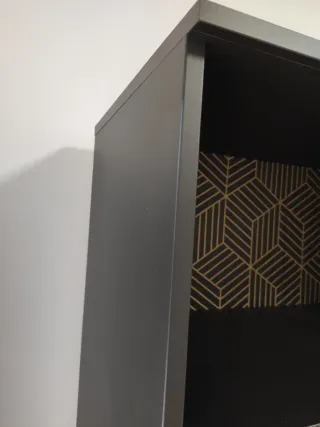 Librería IKEA Brimmes Negra con Detalles Dorados