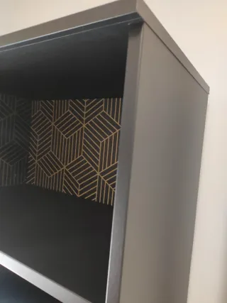 Librería IKEA Brimmes Negra con Detalles Dorados