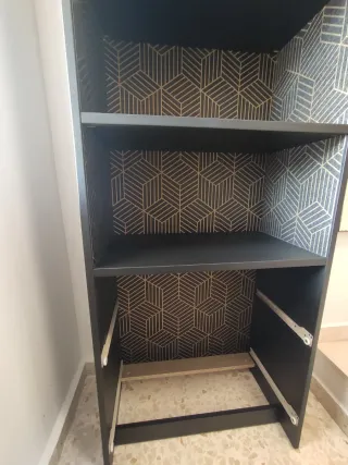 Librería IKEA Brimmes Negra con Detalles Dorados