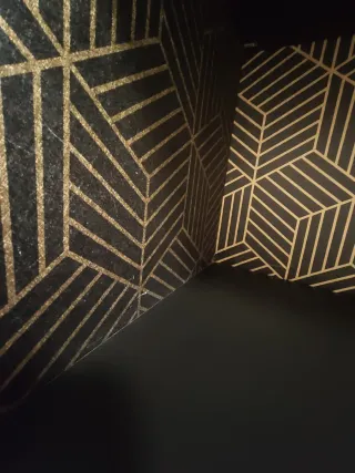 Librería IKEA Brimmes Negra con Detalles Dorados