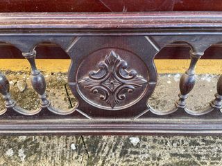 Cabecero antiguo de madera tallada