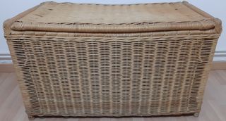 Baúl mimbre con asas