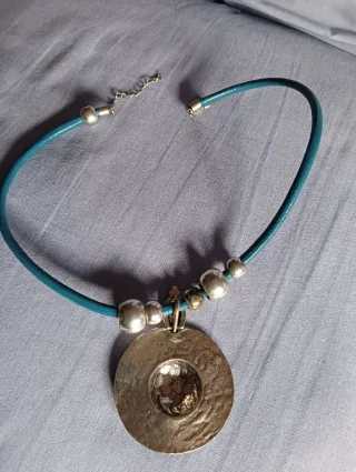 Collar colgante medallón verde azulado y plateado