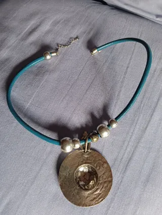 Collar colgante medallón verde azulado y plateado