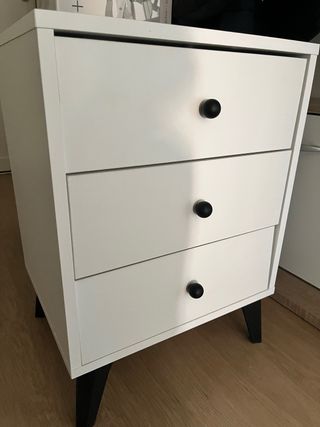 Mesilla de noche blanca con patas negras