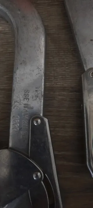 Mosquetón de seguridad con cuerda