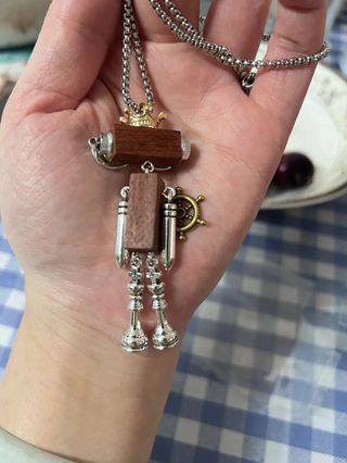 Collar estilo robot con gafas