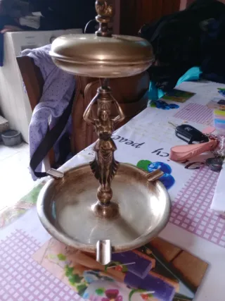 Cenicero de bronce con figura