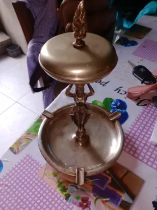 Cenicero de bronce con figura