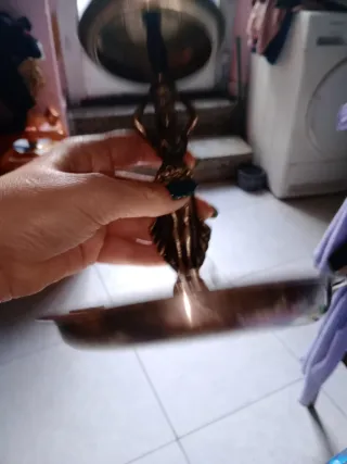 Cenicero de bronce con figura