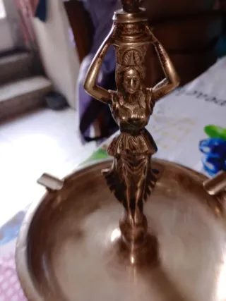 Cenicero de bronce con figura