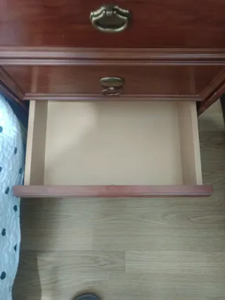 Mesita de noche antigua de madera