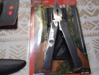 Lote :cuchillo Fiskar, alicate y brújula.