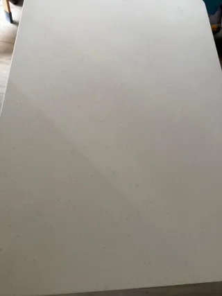 Mesa de comedor de piedra y madera