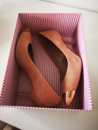 Zapatos tacón Zara ante salmón punta dorada