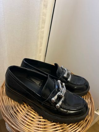 Mocasines Zara negros con cadena