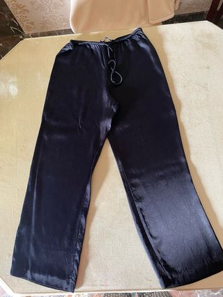 Pantalón recto satinado zara