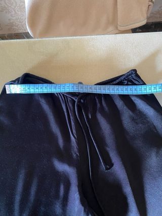 Pantalón recto satinado zara