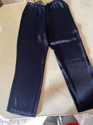Pantalón recto satinado zara