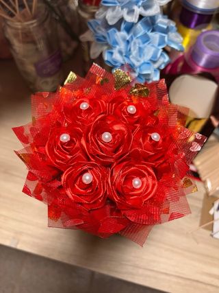 Rosas eternas de satén y tela dorada