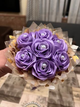 Rosas eternas de satén y tela dorada