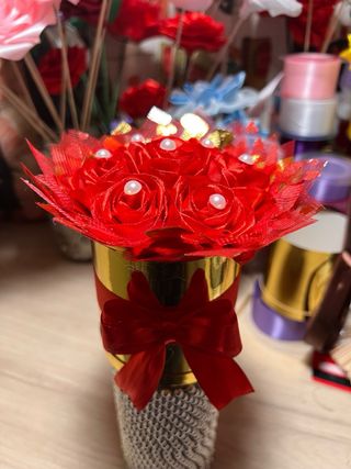 Rosas eternas de satén y tela dorada