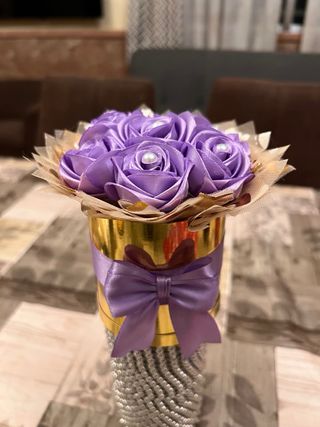 Rosas eternas de satén y tela dorada