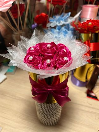 Rosas eternas de satén y tela dorada