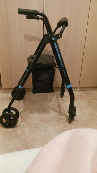 Andador con asiento y bolsa